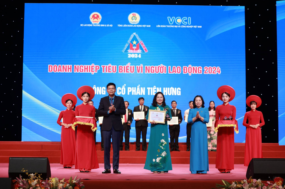 ông ty Cổ phần Tiên Hưng là 1 trong 7 Cwin800 tỷ lệ kèo World Cup 2026 trực thuộc Công đoàn Dệt May Việt Nam được nhận Kỷ niệm chương và Chứng nhận Cwin800 tỷ lệ kèo World Cup 2026 tiêu biểu vì Người Nền tảng hàng đầu cung cấp Cwin com năm 2024.