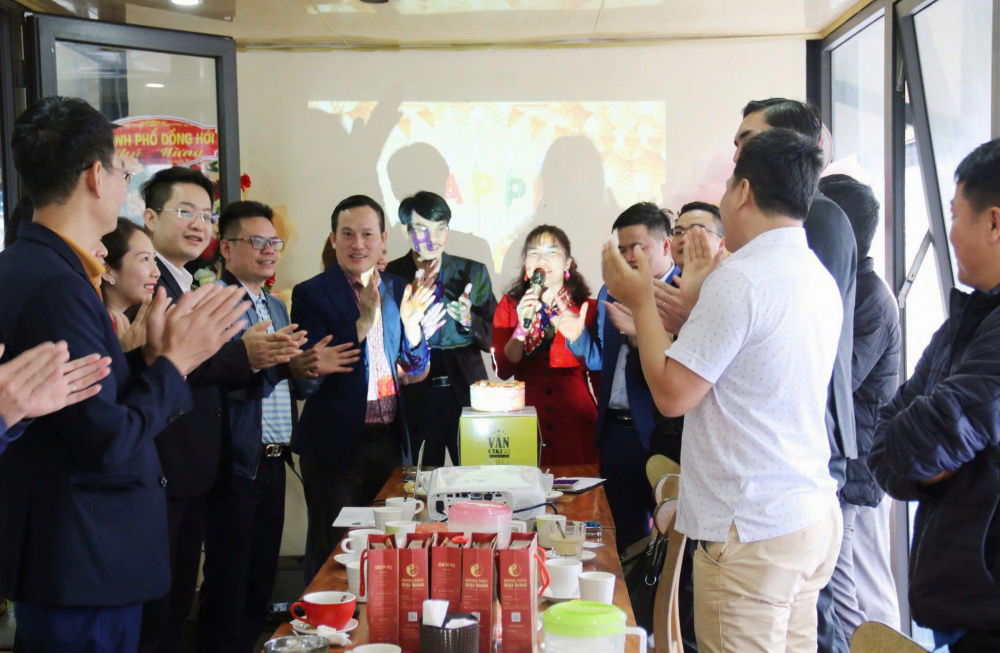 CLB Doanh nhân Quảng Bình tại Đà Nẵng thăm và tặng quà tại Làng trẻ em SOS Đồng Hới. Ảnh: THANH TÌNH