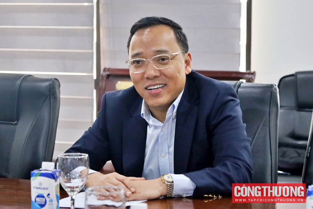 , ông Hideaki Egashira cũng báo cáo với Thứ trưởng Nguyễn Hoàng Long về kế hoạch mở rộng Cwin800 hàng ngàn khuyến mãi của tập đoàn Idemitsu tại Việt Nam