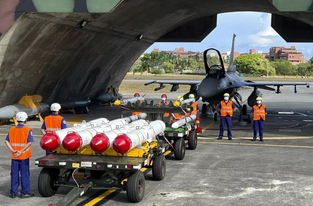 Các tên lửa không đối không tiên tiến AIM-120 và AIM-9 của Mỹ 