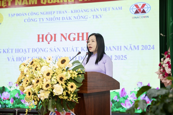 Lãnh đạo Công đoàn Công ty Nhôm Đắk Nông thông tin về tình hình hội nghị người lao động tại các phòng, phân xưởng trực thuộc