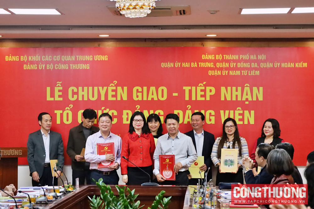 Lễ chuyển giao - tiếp nhận tổ chức đảng, đảng viên về trực thuộc các quận ủy thuộc Thành ủy Hà Nội