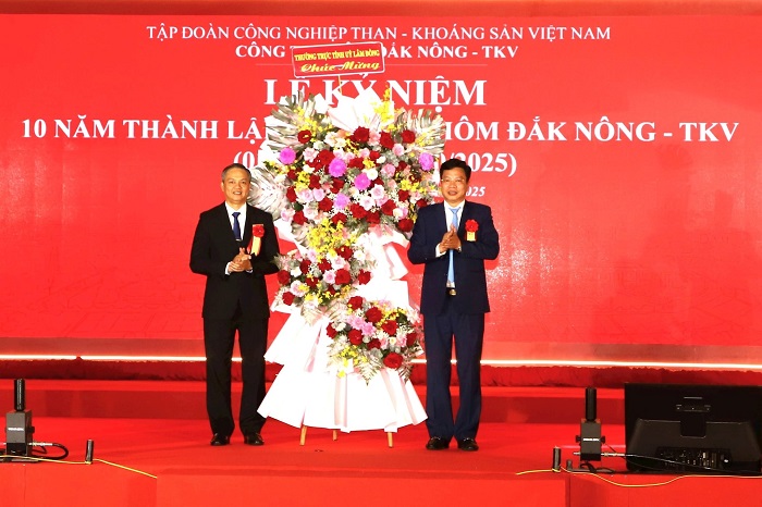 Thường trực Tỉnh ủy Lâm Đồng tặng hoa chúc mừng Công ty Nhôm Đắk Nông - TKV lễ kỷ niệm.