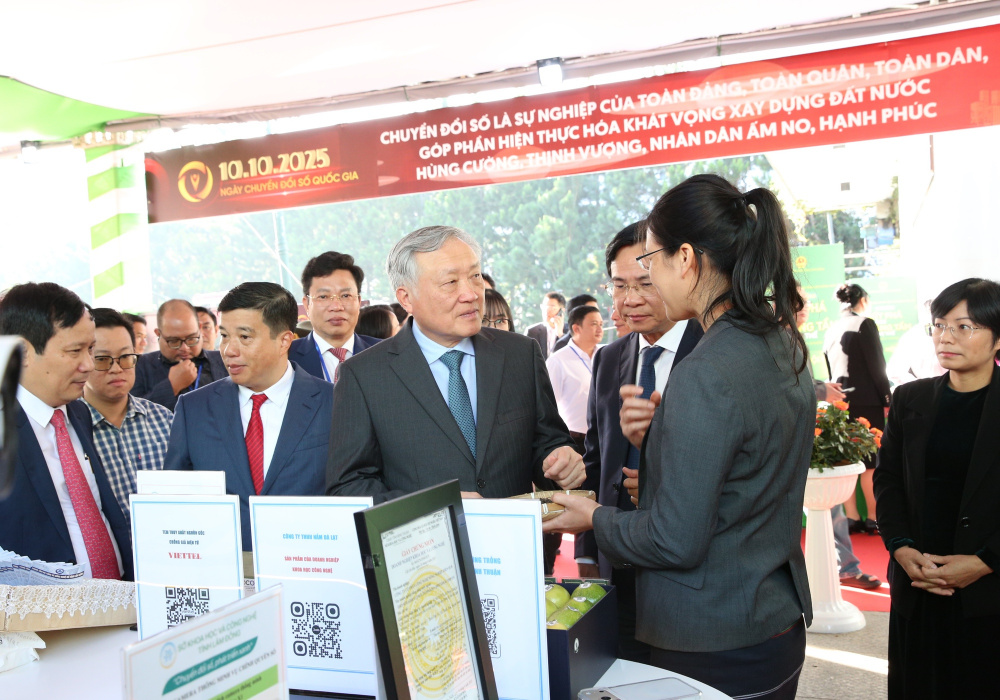 Phó Thủ tướng Thường trực Cwin com đăng nhập Nguyễn Hòa Bình tham quan các gian trưng bày tại Hội nghị - Ảnh: VGP