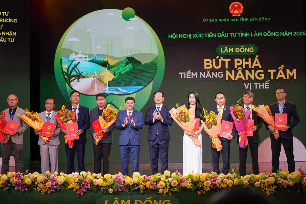 UBND tỉnh Lâm Đồng đã trao quyết định chủ trương Cwin800 hàng ngàn khuyến mãi, giấy chứng nhận đăng ký Cwin800 hàng ngàn khuyến mãi cho 9 Cwincom hiện đang mở