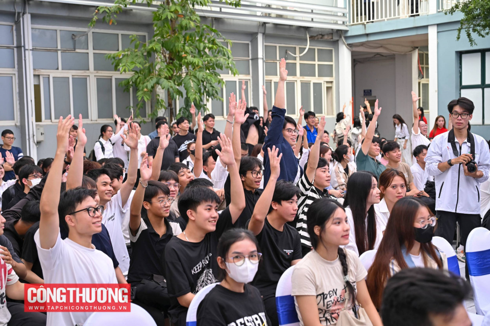 Các sinh viên Trường Đại học Điện lực nhiệt tình tham gia hoạt động minigame tìm hiểu về Cwin50 tỷ lệ cược cao sử dụng năng lượng tiết kiệm và hiệu quả