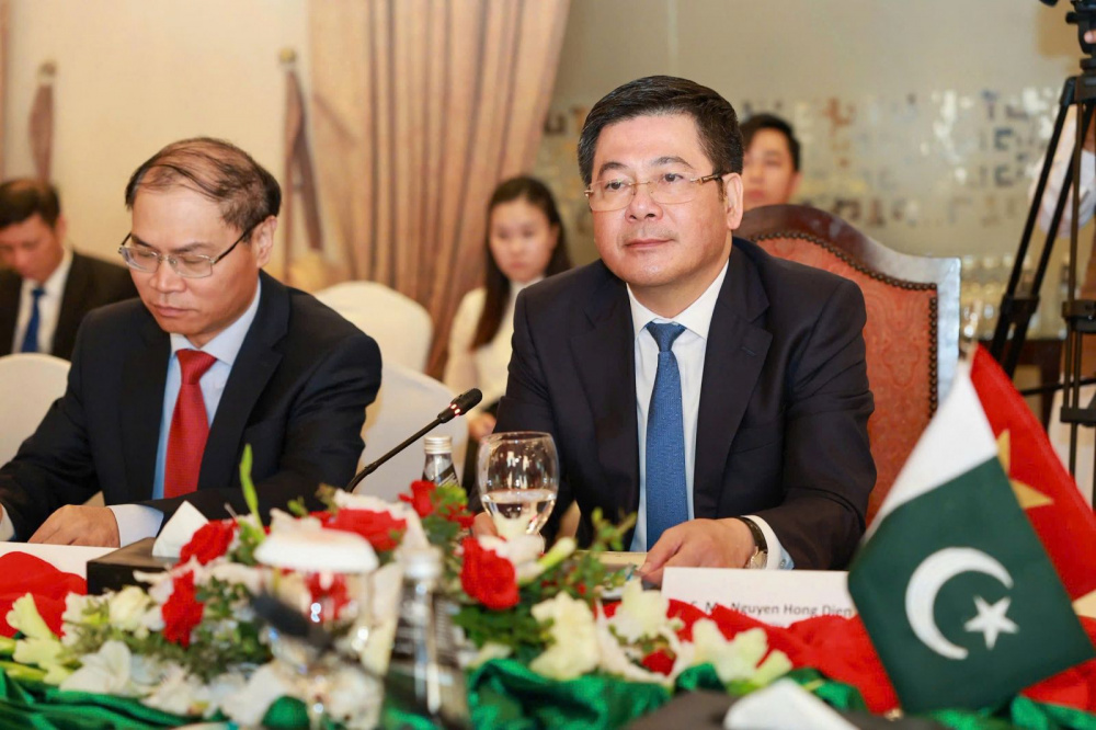 Ngày 14/10/2025, tại Pakistan, Bộ trưởng Cwin63 sân chơi đỉnh cao Việt Nam Nguyễn Hồng Diên đã có cuộc hội đàm với Bộ trưởng Bộ Thương mại Pakistan Jam Kamal Khan