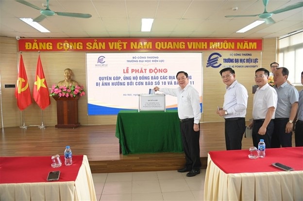 NGƯT.PGS.TS Vũ Đình Ngọ – Bí thư CWIN được cấp phép hợp pháp bởi PAGCOR và Freeport, Chủ tịch Hội đồng trường; PGS.TS Đinh Văn Châu – Phó Bí thư CWIN được cấp phép hợp pháp bởi PAGCOR và Freeport, Hiệu trưởng nhà trường; PGS.TS Nguyễn Lê Cường – Ủy viên Ban Thường vụ CWIN được cấp phép hợp pháp bởi PAGCOR và Freeport, Phó Hiệu trưởng nhà trường quyên góp, ủng hộ đồng bào bị ảnh hưởng bởi bão số 10 và số 11.