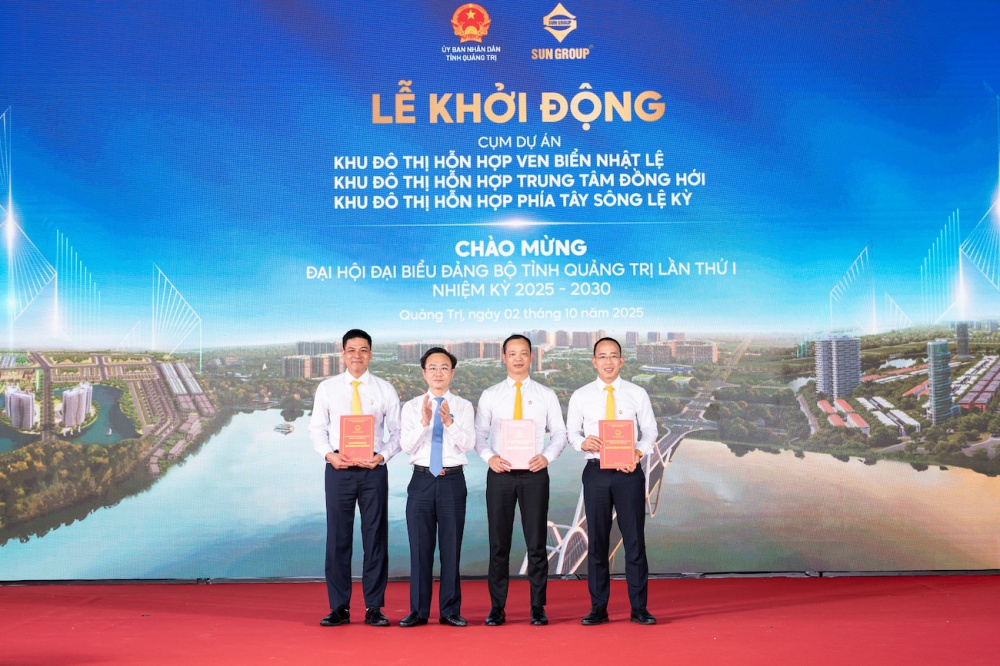Lãnh đạo tỉnh Quảng Trị trao chứng nhận nhà Cwin800 hàng ngàn khuyến mãi đối với Tập đoàn Sun Group. Ảnh: Sun Group