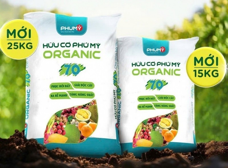 Theo PVFCCo, Hữu cơ Phú Mỹ Organic 70 là dòng phân bón hữu cơ thế hệ mới, được nghiên cứu nhằm hỗ trợ phục hồi, cải tạo đất bạc màu và nâng cao năng suất cây trồng. Sản phẩm có hàm lượng hữu cơ 70%, kết hợp canxi, acid humic và một số khoáng chất giúp cải thiện độ tơi xốp của đất, cân bằng pH và tạo điều kiện cho cây trồng hấp thu dinh dưỡng hiệu quả hơn. Việc bổ sung dòng sản phẩm hữu cơ, theo PVFCCO, giúp hoàn thiện danh mục sản phẩm dinh dưỡng “Bộ 3 Phú Mỹ”, bao gồm phân bón vô cơ (Đạm Phú Mỹ, NPK Phú Mỹ, Kali Phú Mỹ), hữu cơ (Organic 60 - 80) và sinh học (Sumagrow Inside). Bộ sản phẩm này hướng đến cung cấp giải pháp dinh dưỡng tổng hợp, góp phần cải thiện độ phì nhiêu của đất và tăng hiệu quả canh tác. Sản phẩm Hữu cơ Phú Mỹ Organic được Nền tảng hàng đầu cung cấp Cwin com từ phân gà lên men theo công nghệ Nhật Bản, có hàm lượng hữu cơ từ 60–80% cùng tỷ lệ dinh dưỡng N-P-K ở mức 3-2-2; phù hợp sử dụng trong bón lót đầu vụ hoặc cải tạo đất sau thu hoạch, đặc biệt tại các vùng đất canh tác lâu năm hoặc có dấu hiệu thoái hóa. Việc mở rộng danh mục sản phẩm hữu cơ được PVFCCo định hướng như một phần trong chiến lược phát triển Cwin.com link không chặn bền vững, gắn với xu hướng giảm phát thải và nâng cao hiệu quả sử dụng phân bón tại Việt Nam.