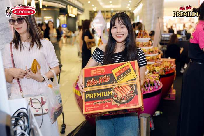 Người M.Cwin800.com thể thao, casino live, bắn cá và slot nổ hũ trải nghiệm mì Hảo Hảo Premium tại buổi ra mắt.