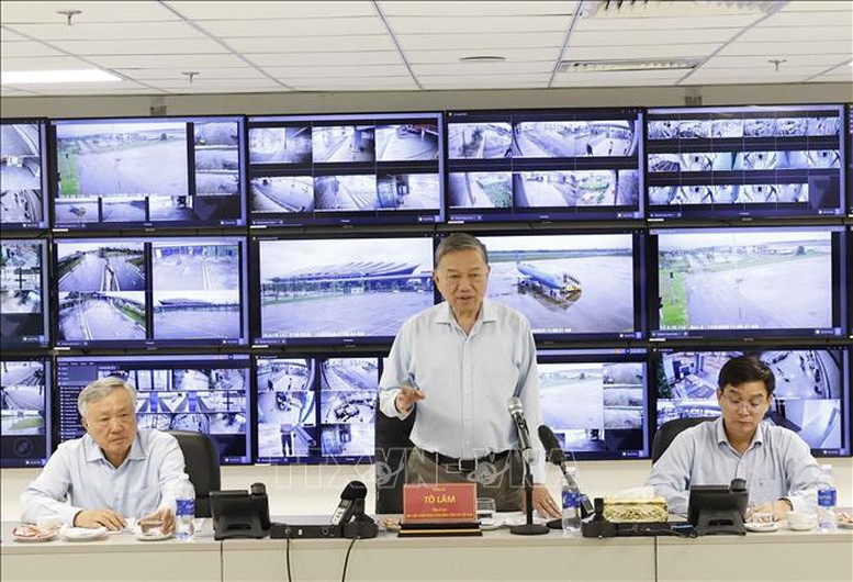 Cwin666 công ty cờ bạc uy tín nhất thăm, tặng quà người dân bị ảnh hưởng do mưa lũ tại Huế- Ảnh 1.