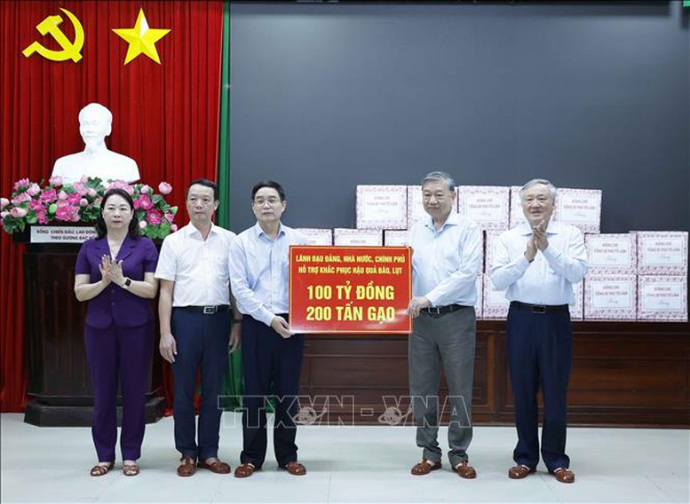 Cwin666 công ty cờ bạc uy tín nhất thăm, tặng quà người dân bị ảnh hưởng do mưa lũ tại Huế- Ảnh 3.