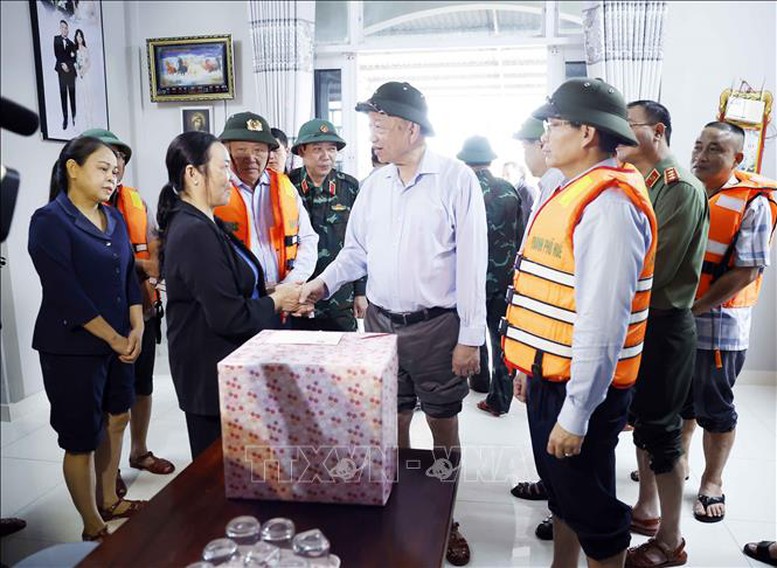 Cwin666 công ty cờ bạc uy tín nhất thăm, tặng quà người dân bị ảnh hưởng do mưa lũ tại Huế- Ảnh 5.