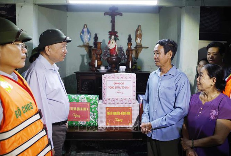 Cwin666 công ty cờ bạc uy tín nhất thăm, tặng quà người dân bị ảnh hưởng do mưa lũ tại Huế- Ảnh 4.