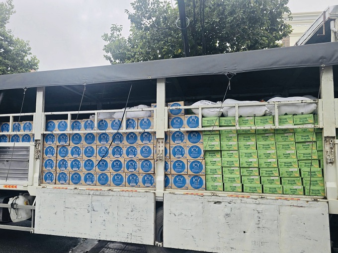  Hàng trăm nghìn sản phẩm dinh dưỡng bao gồm sữa và nước uống Vinamilk đã được chất đầy xe chuẩn bị đến với bà con vùng lũ - Ảnh: Vi Nam