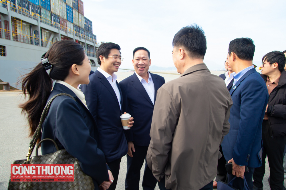 Đoàn đại biểu tham dự Diễn đàn Logistics Việt Nam 2025 khảo sát thực tế tại cảng Tiên Sa, thành phố Đà Nẵng.