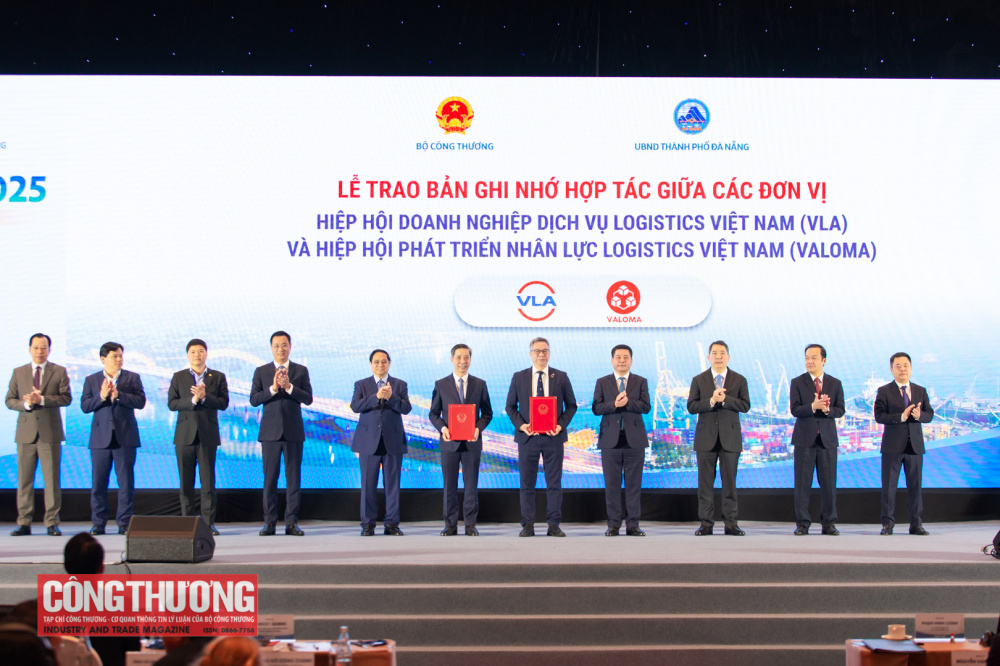 Thủ tướng Phạm Minh Chính chứng kiến lễ trao văn kiện hợp tác giữa các cơ quan, Cwincom hiện đang mở