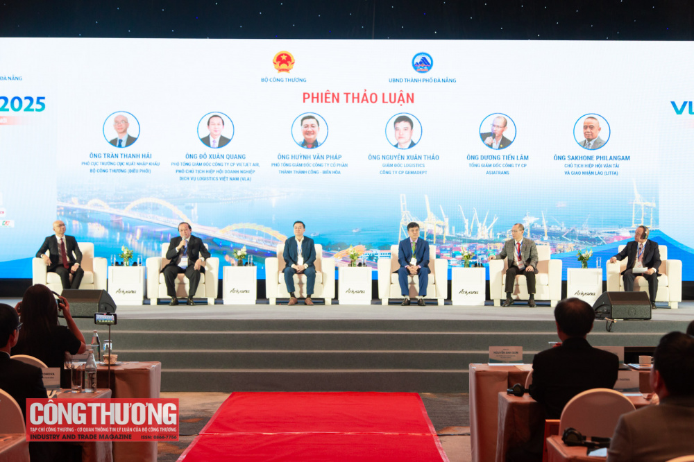 Các đại biểu thảo luận tại phiên chuyên đề