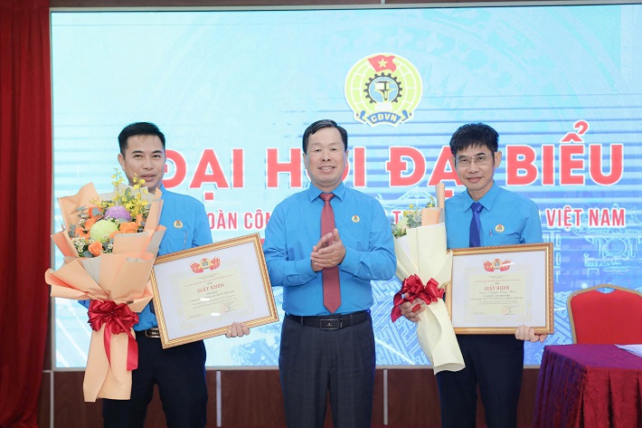 trao giấy khen tại đại hội
