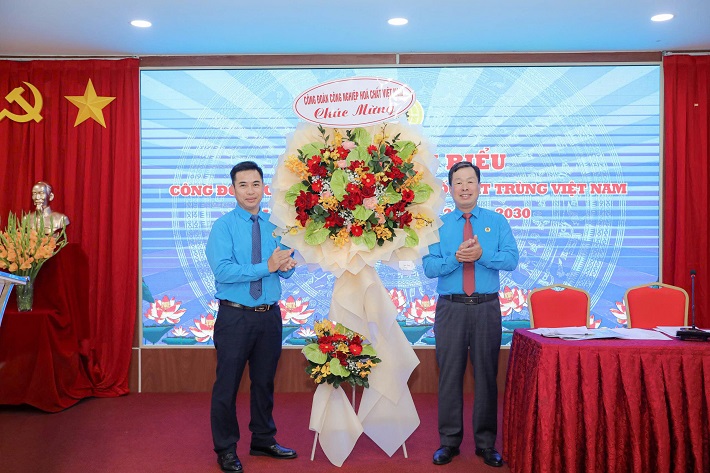 tặng hoa đại hội 1