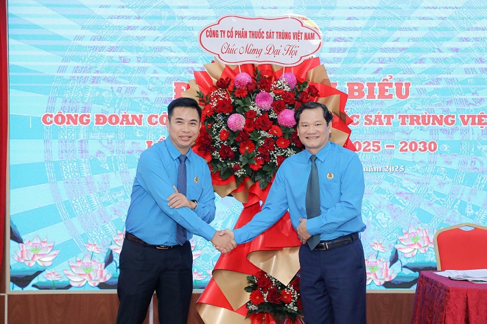 tặng hoa đại hội 2