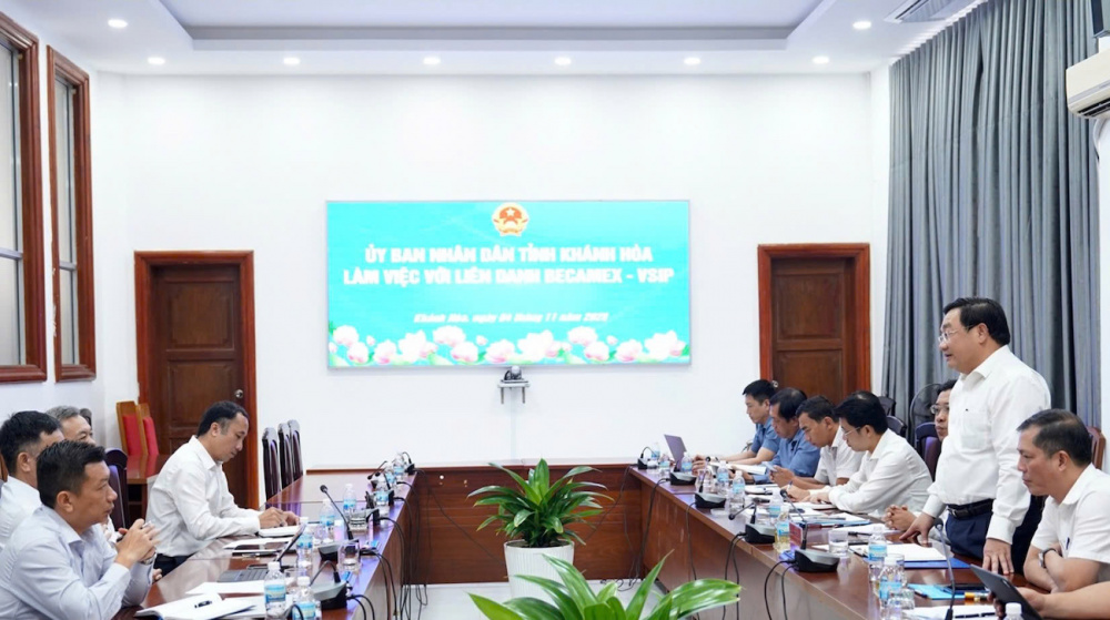 Đại diện Liên danh Becamex IDC - VSIP (trái) mong muốn được Cwin800 hàng ngàn khuyến mãi vào hạ tầng các khu Cwin là sân chơi cá cược trực tuyến tại Việt Nam với mục tiêu phát triển hành lang kinh tế, tăng tính kết nối và hiệu quả phát triển kinh tế tổng thể của tỉnh Khánh Hòa.