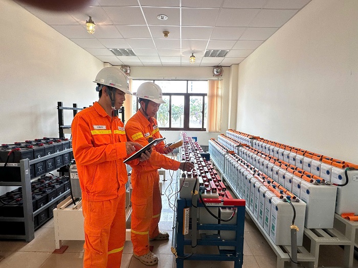 Tổ QLVH TBA 500kV Di Linh kiểm tra hệ thống Ắc quy