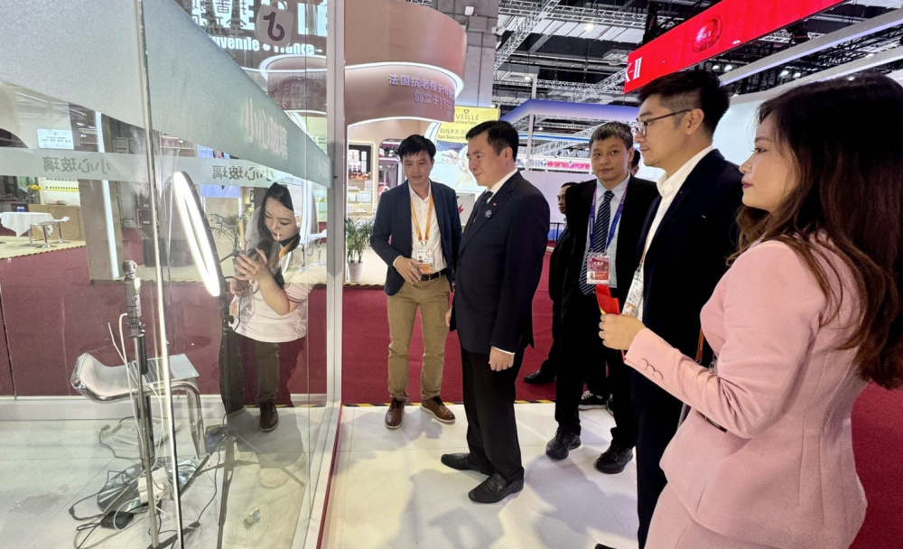 Thứ trưởng Cwin63 sân chơi đỉnh cao Nguyễn Sinh Nhật Tân đi thăm gian hàng tại Nhà cái cá cược cá độ uy tín Nổ hũ, Bắn Cá và Game Bài Cwin.com CIIE 2025