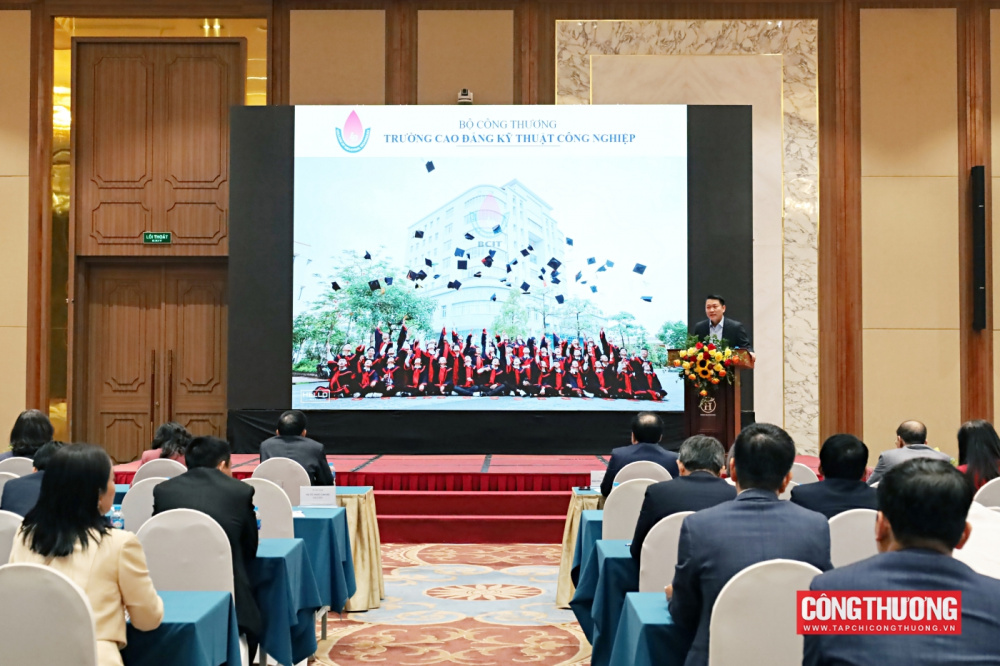 Hội nghị cũng đã vinh danh các giáo sư, phó giáo sư vừa được công nhận, gửi lời tri ân sâu sắc tới những đóng góp lâu dài cho ngành Cwin63 tải ứng dụng - đào tạo của Cwin63 sân chơi đỉnh cao. 