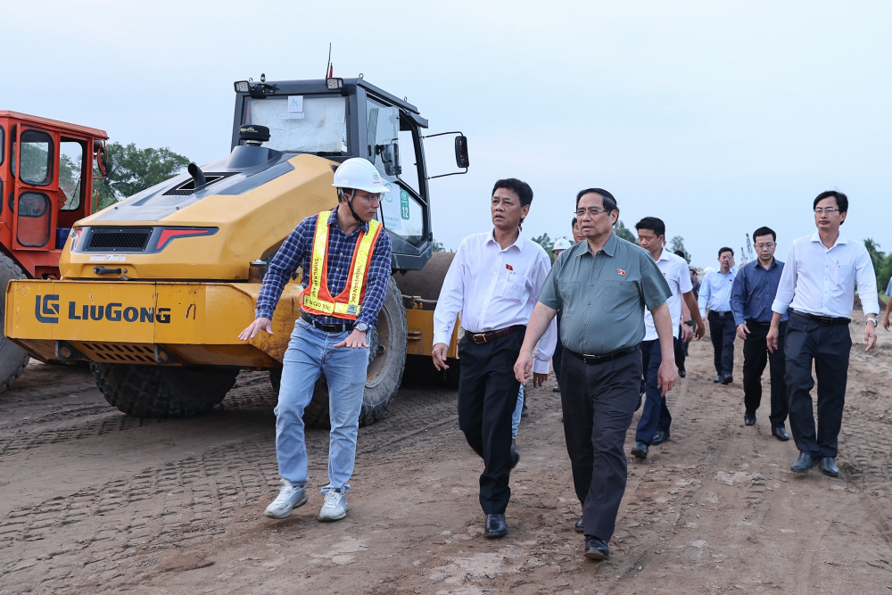 Thủ tướng Phạm Minh Chính kiểm tra, đôn đốc thi công dự án thành phần cao tốc Châu Đốc-Cần Thơ-Sóc Trăng trên địa bàn Cần Thơ - Ảnh: VGP/Nhật Bắc