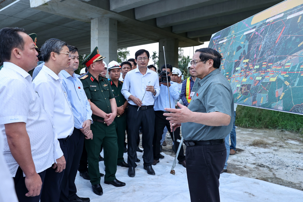 Thủ tướng cũng yêu cầu chậm nhất ngày 31/1/2026 phải hoàn thành dự án cao tốc Cần Thơ-Cà Mau để thông toàn tuyến cao tốc Bắc-Nam từ Cao Bằng đến Cà Mau - Ảnh: VGP/Nhật Bắc