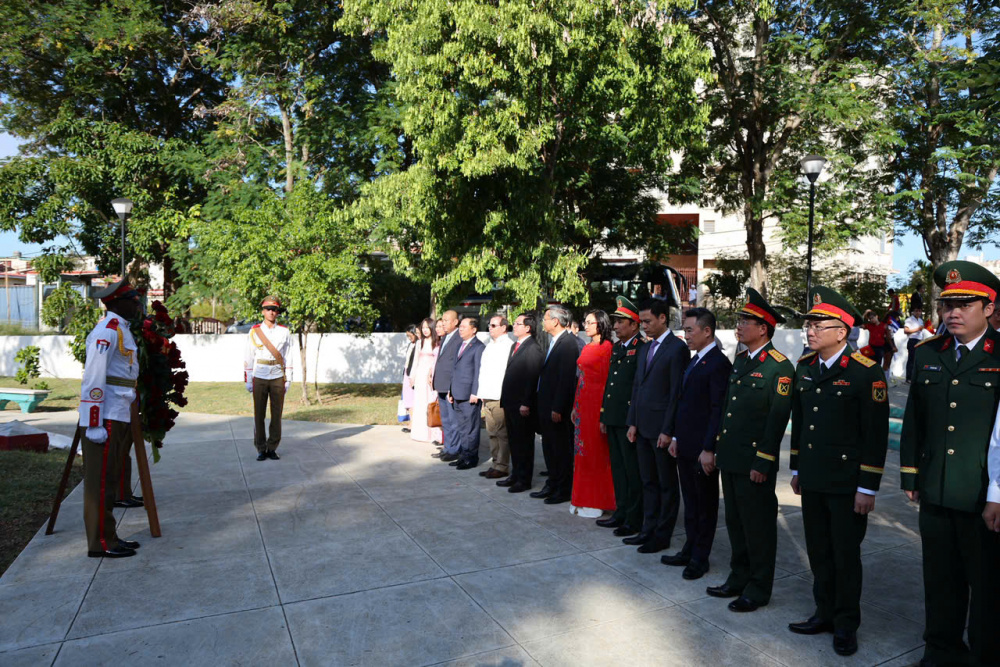 Đoàn công tác dâng hoa tưởng niệm Chủ tịch Hồ Chí Minh tại Thủ đô La Habana
