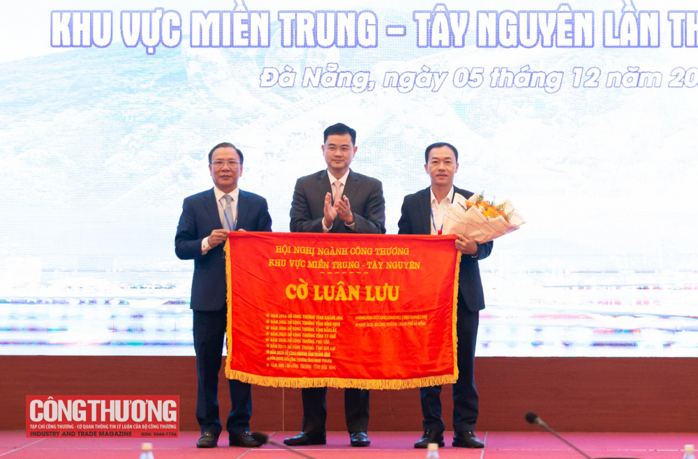 trao cờ đăng cai tổ chức Hội nghị Trang Chủ Cwin Com | Link Bảo Mật Cao 100% khu vực miền Trung - Tây Nguyên năm 2026 cho tỉnh Quảng Ngãi