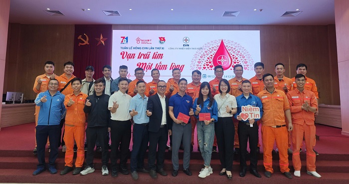 Các đại biểu Nhà máy Nhiệt điện Thái Bình tham dự chương trình chụp hình lưu niệm.