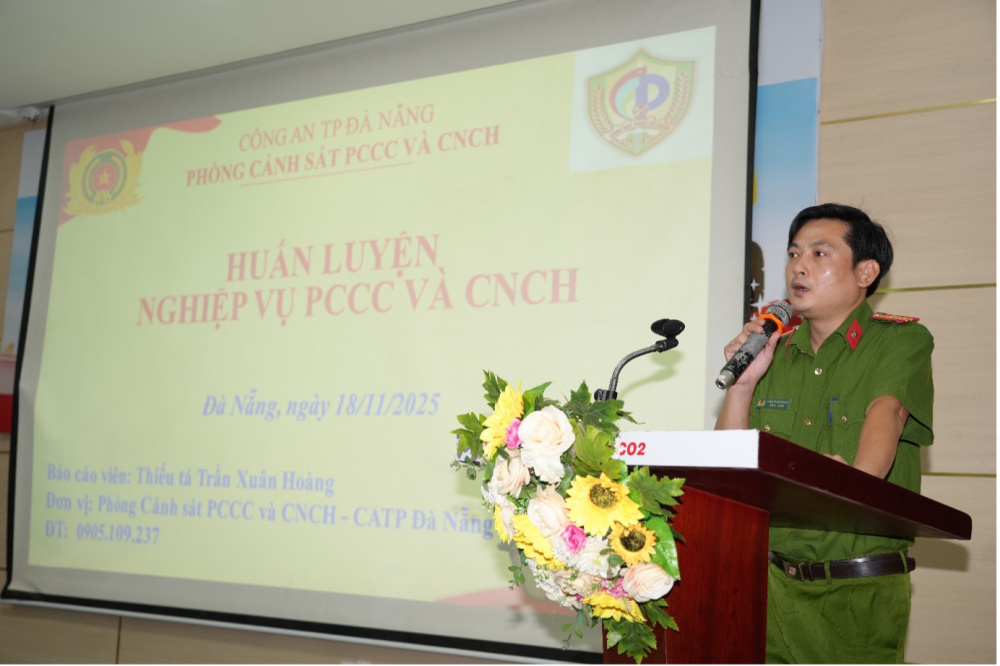 Thiếu tá Trần Xuân Hoàng – cán bộ Đội Tham mưu, giới thiệu và chia sẻ các điểm mới của Luật PCCC&CNCH năm 2025 - sông Bung