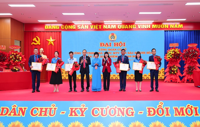 Công ty khen thưởng các tập thể tiêu biểu.