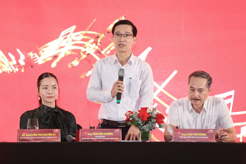 Đại diện Sở Văn hóa thể thao và du lịch Đà Nẵng thông tin tại Họp báo