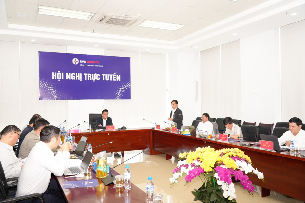 Các đồng chí BCH Đảng bộ phát biểu thao luận ý kiến tại hội nghị