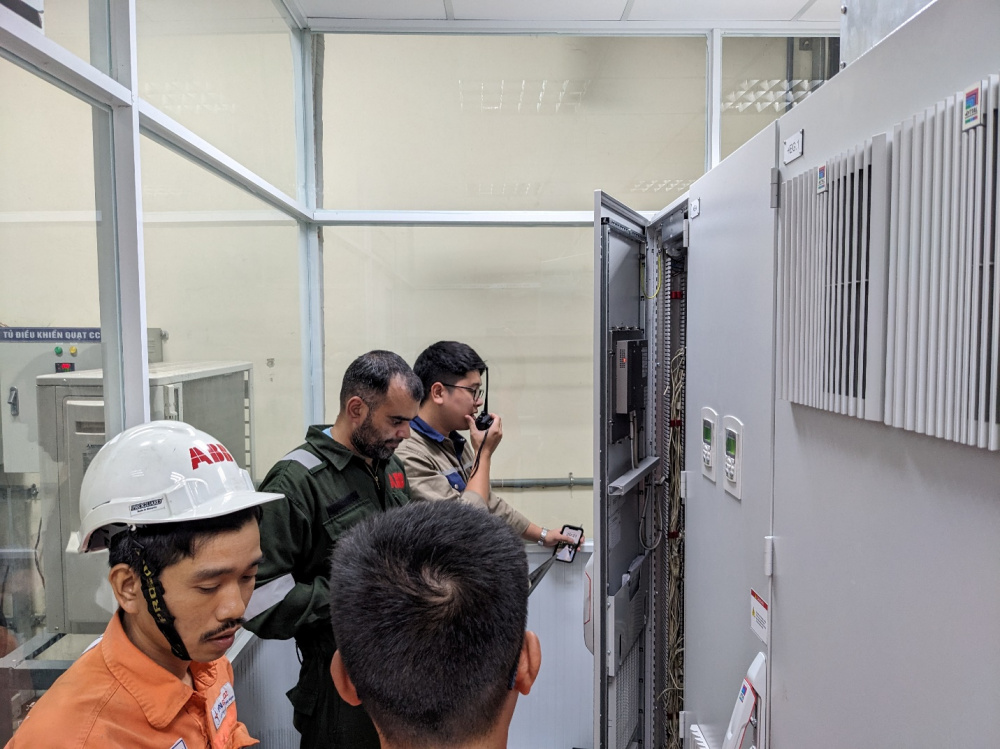Công tác thí nghiệm hệ thống kích từ mới cùng chuyên gia ABB; đội ngũ kỹ thuật trong quá trình lắp đặt.