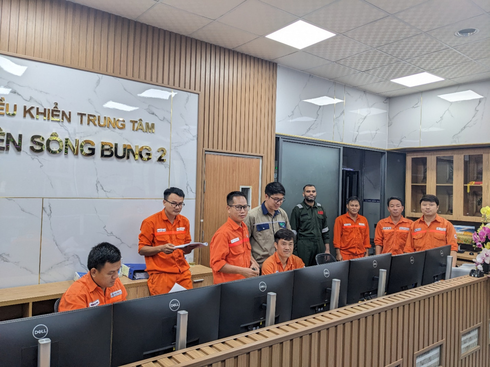 Tổ máy sau đại tu; hệ thống điều khiển kích từ ABB; đội ngũ kỹ sư trong phòng điều khiển trung tâm Nhà máy Thủy điện sông Bung 2.