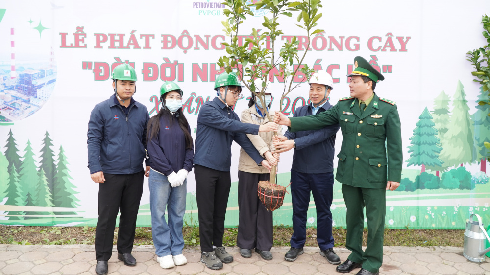 Đại diện Lãnh đạo Nhà máy, Lãnh đạo Đồn Biên phòng Trà Lý tiền hành nghi thức trao cây cho Đoàn thanh niên Nhà máy