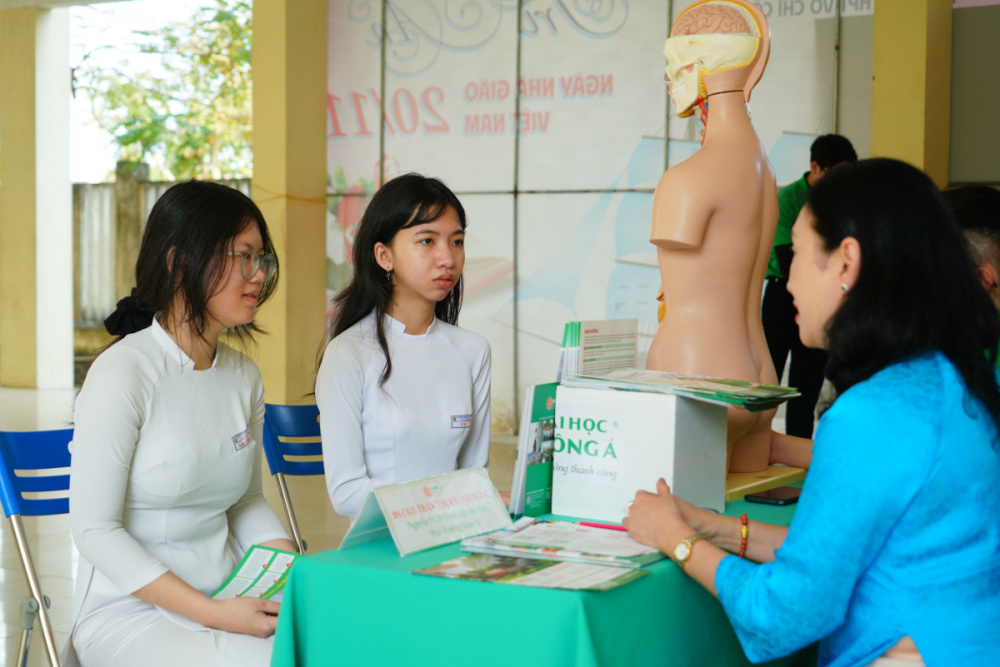 Các chuyên gia trực tiếp giải đáp thắc mắc liên quan đến sức khoẻ tinh thần của các bạn học sinh THPT tại chương trình