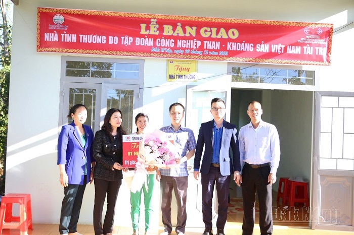 Mỗi gia đình được Công ty Nhôm Đắk Nông - TKv hỗ trợ 100 triệu đồng để xây dựng nhà mới