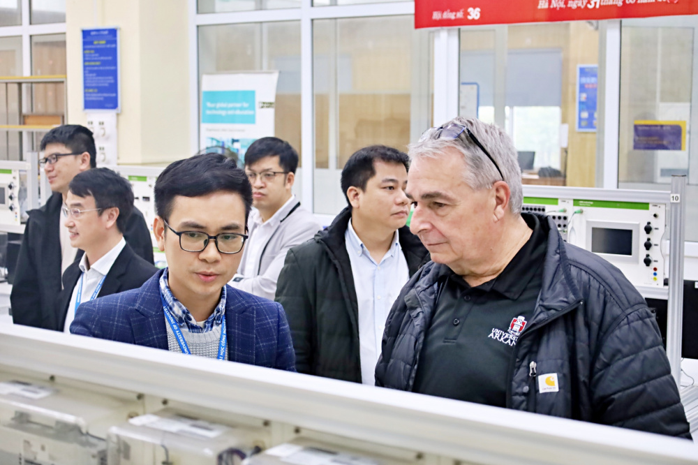 GS. John Kent chỉ ra “điểm sáng" cho logistics Việt Nam