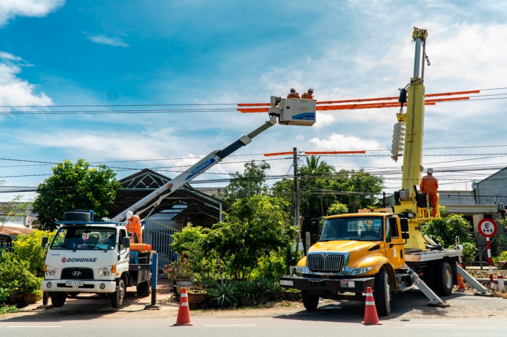 Sửa chữa lưới điện trước Tết
