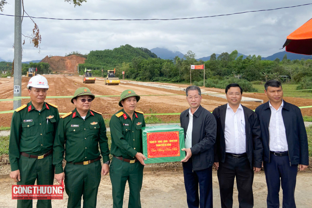 Bí thư Đà Nẵng tặng quà cho các đơn vị thi công tuyến đường vành đai phía Tây