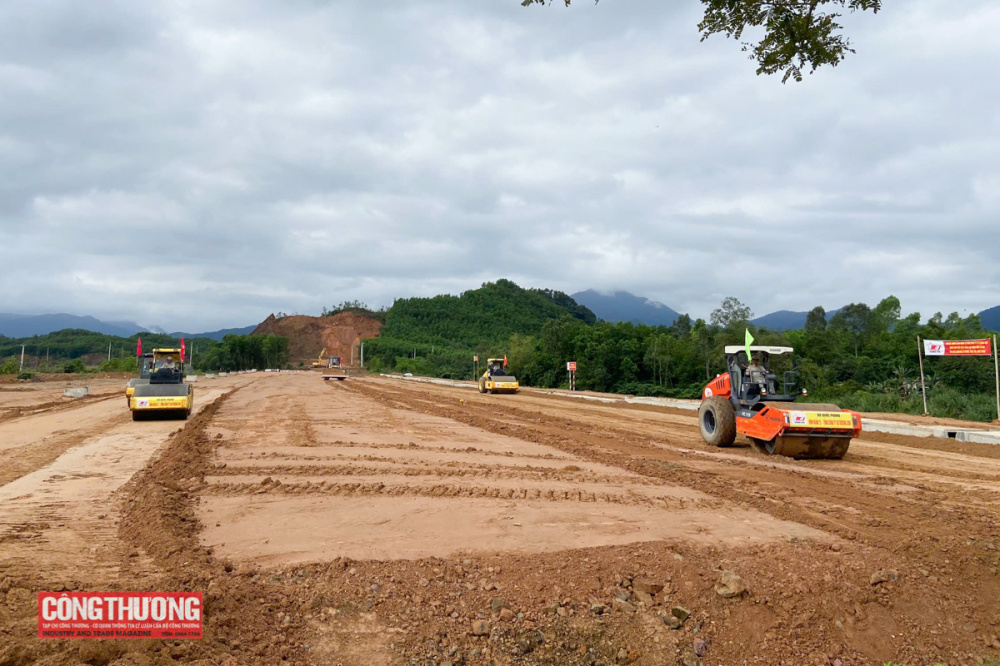 Thi công đoạn đường vành đai phía Tây dài hơn 1km