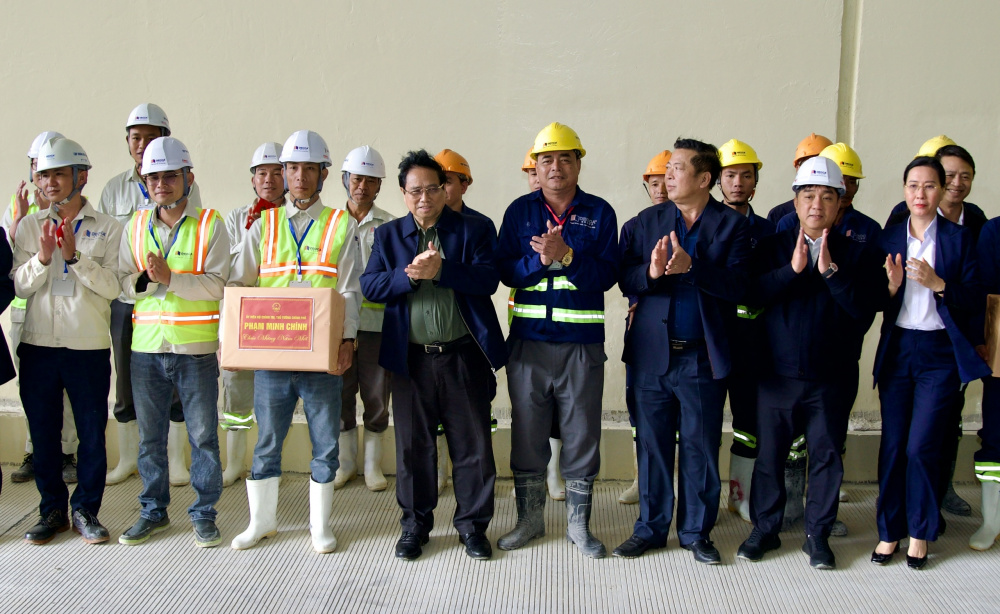 Thủ tướng Phạm Minh Chính tặng quà cán bộ, công nhân thi công trên công trường dự án cao tốc Quảng Ngãi - Hoài Nhơn (Bình Định) 