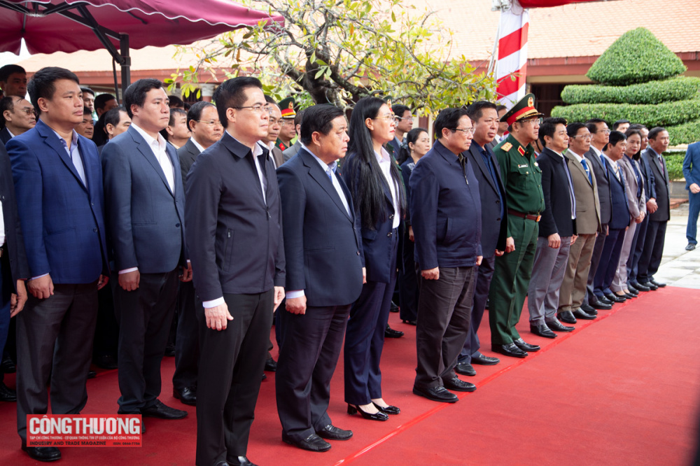 Thủ tướng dâng hương